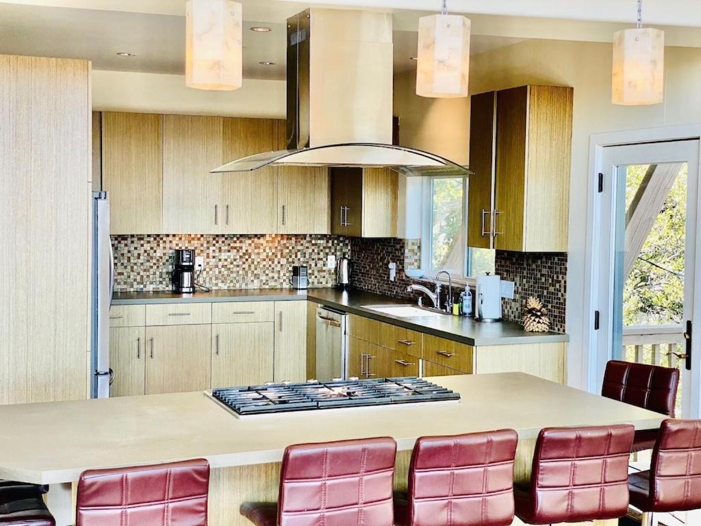 Modern 6 Bedroom Retreat, Stunning Lake Views, Close To Village! เลคแอร์โรว์เฮด ภายนอก รูปภาพ
